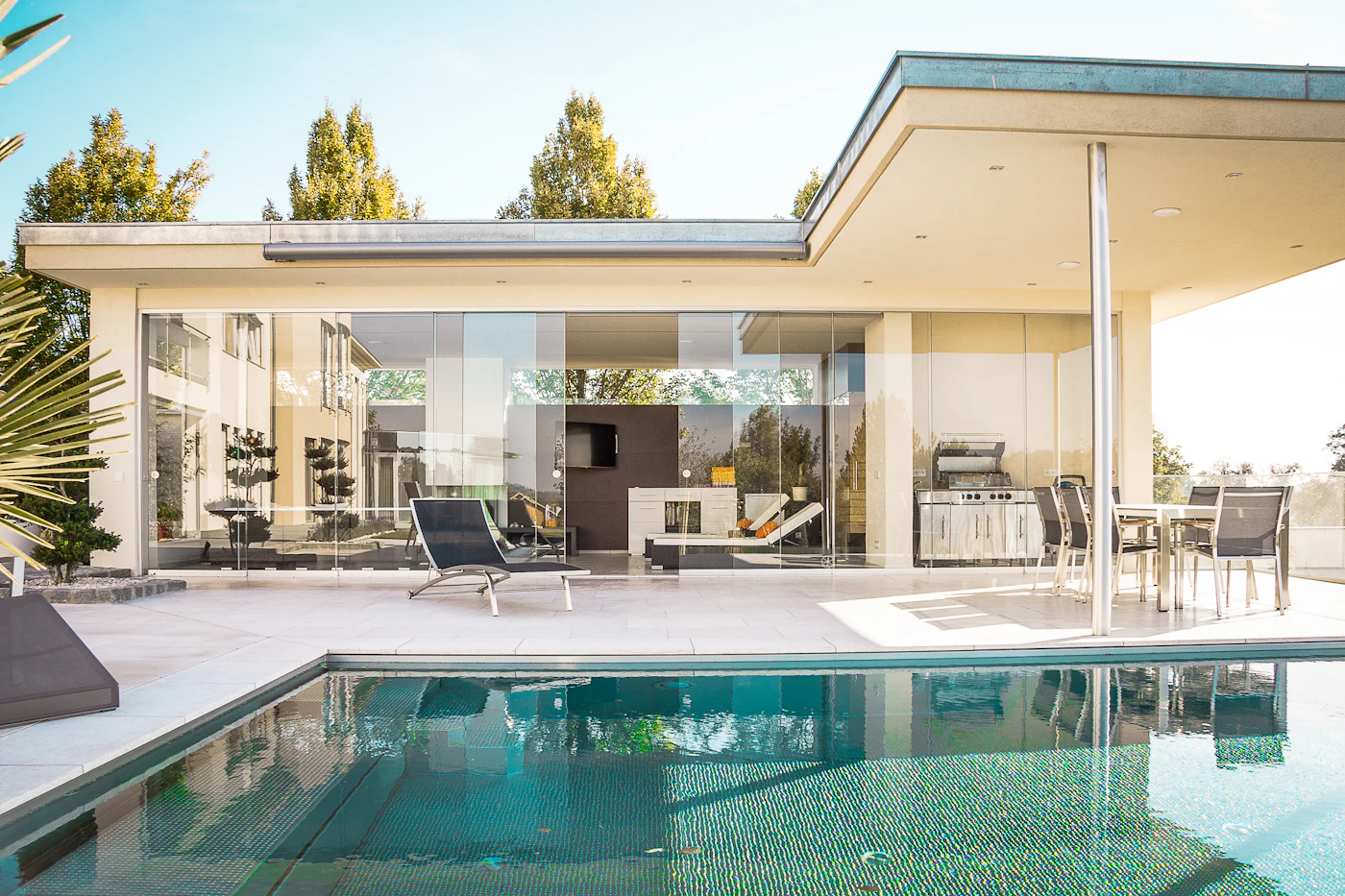 Selwyn Pavilion: pavilion under a floating roof beside a pool